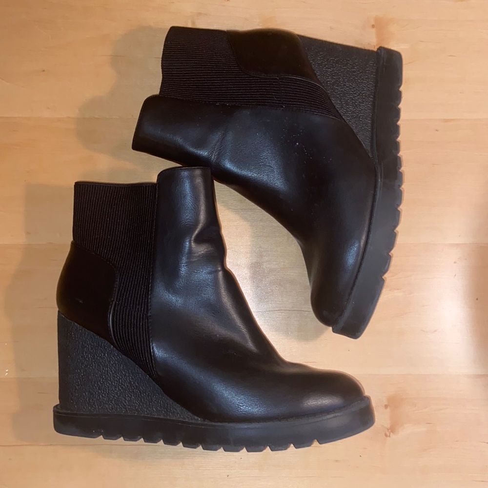 Beston black wedges; Size 11